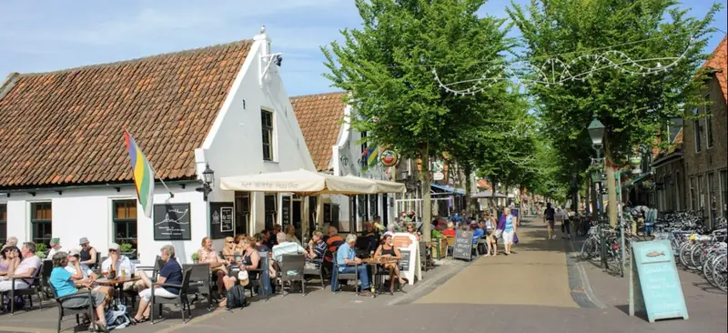 Terrassen in de dorpsstraat van Midsland in de zomer